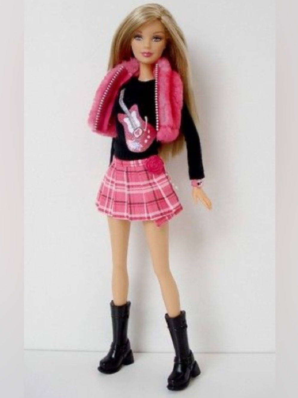 2004 Fashion Fever Barbie (Guitar T-shirt & Plaid Mini Skirt)